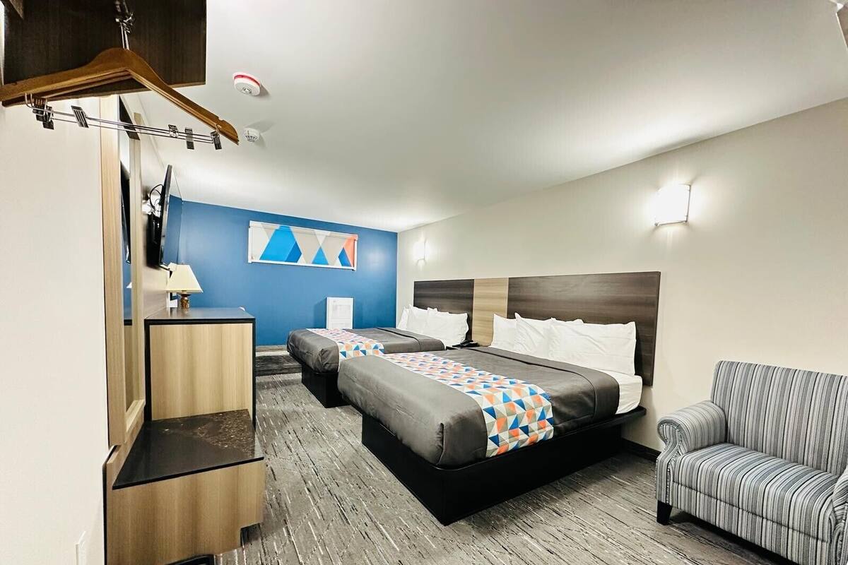 Rom – standard (Basement Room, 2 Queen Beds) | Skrivebord, blendingsgardiner, strykejern/-brett og wi-fi (inkludert)
