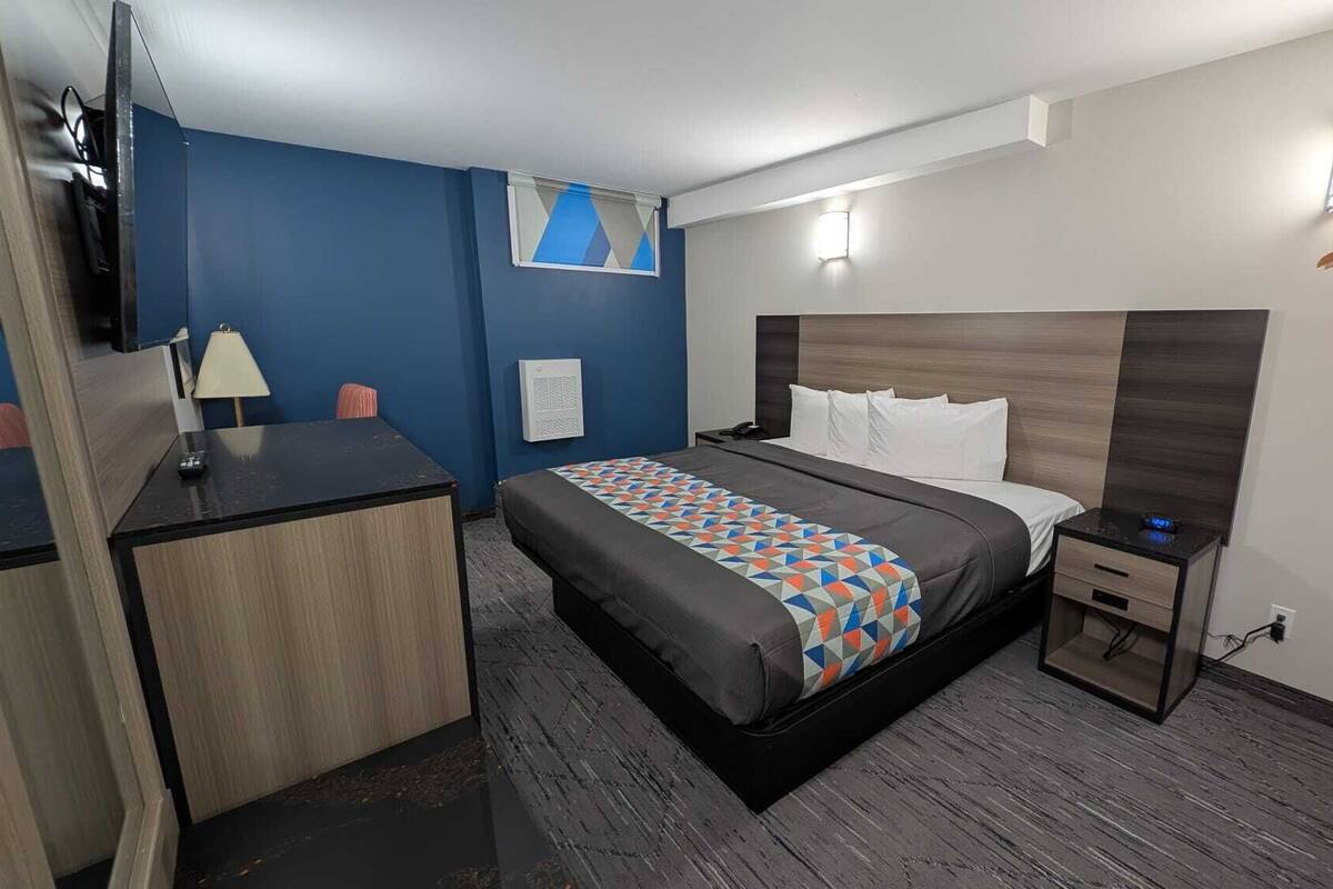 Rom – standard (Basement Room, 1 King Bed) | Skrivebord, blendingsgardiner, strykejern/-brett og wi-fi (inkludert)