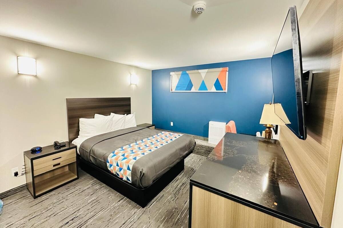 Rom – standard (Basement Barrio Free, 1 Queen) | Skrivebord, blendingsgardiner, strykejern/-brett og wi-fi (inkludert)