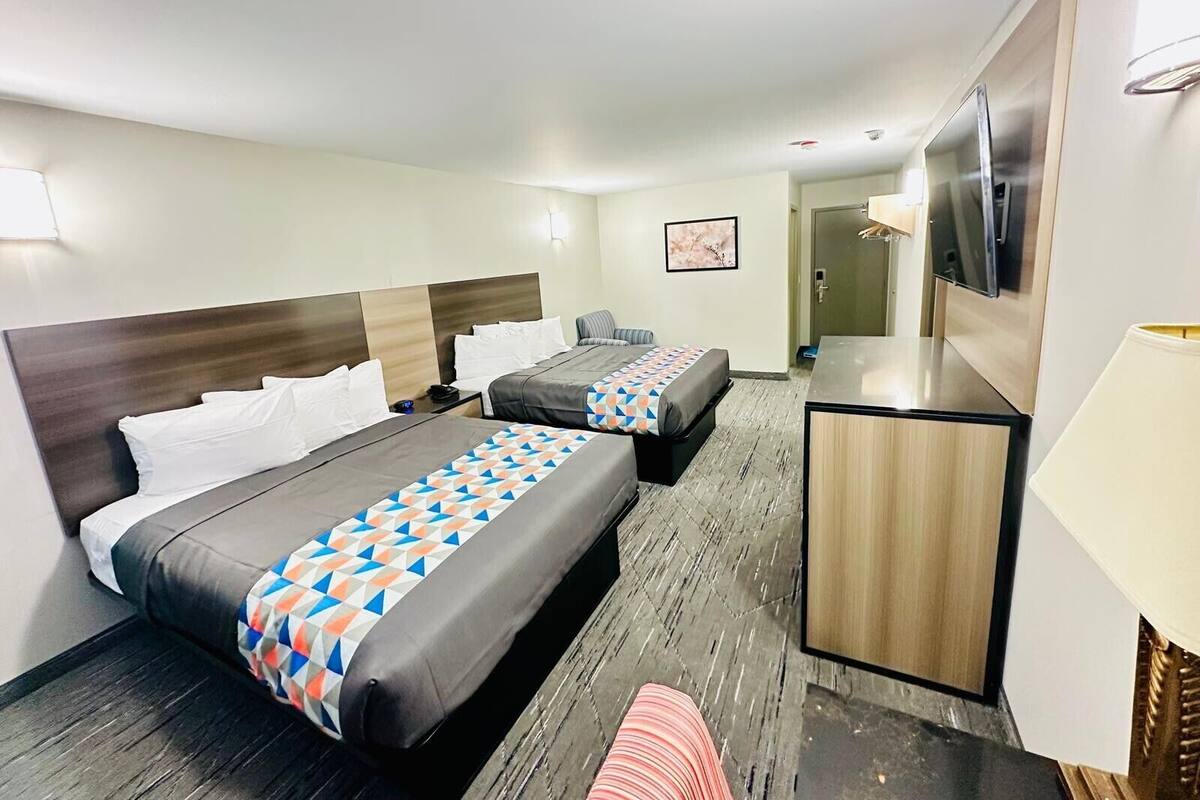 Rom – superior (2 Queen Beds, 2nd Floor) | Skrivebord, blendingsgardiner, strykejern/-brett og wi-fi (inkludert)