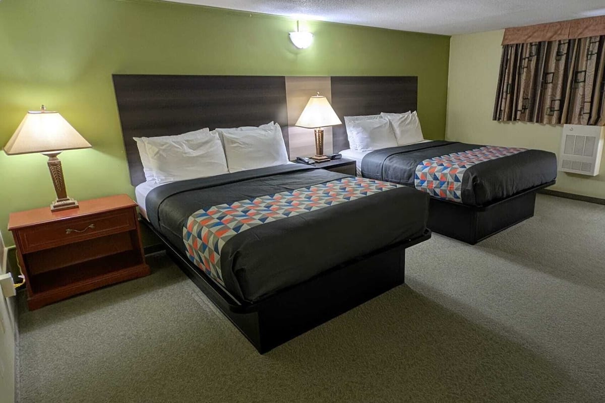 Rom – standard (Basement Room, 2 Queen Beds) | Skrivebord, blendingsgardiner, strykejern/-brett og wi-fi (inkludert)