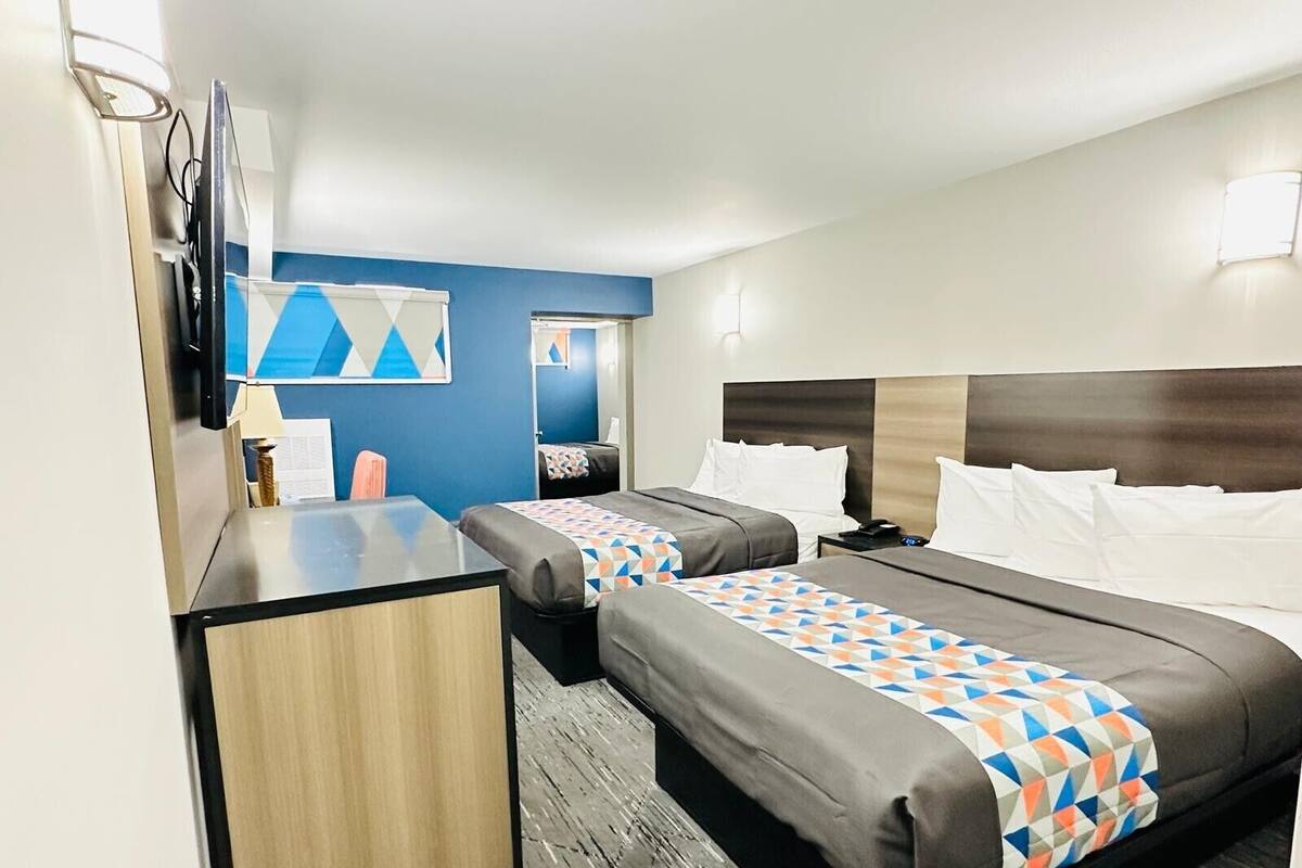 Rom – standard (Basement Room, 3 Queen Beds) | Skrivebord, blendingsgardiner, strykejern/-brett og wi-fi (inkludert)