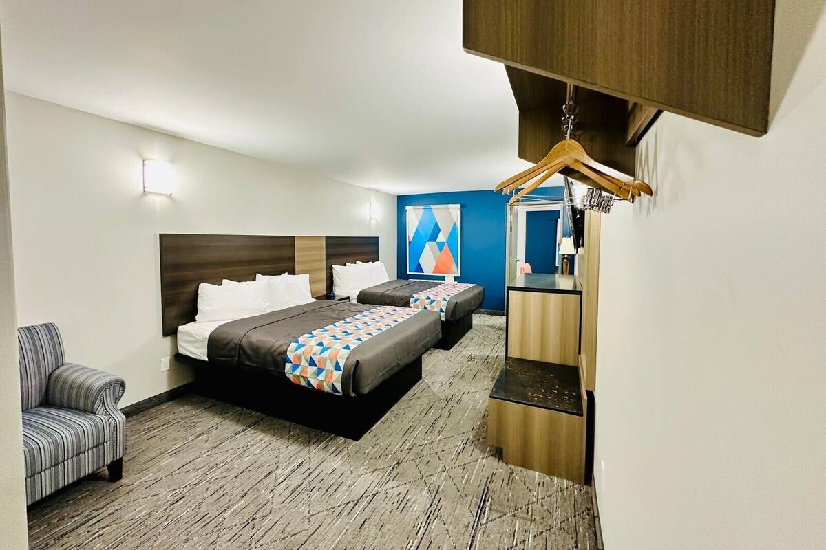 Rom – superior (3 Queen Bed 2nd Floor) | Skrivebord, blendingsgardiner, strykejern/-brett og wi-fi (inkludert)