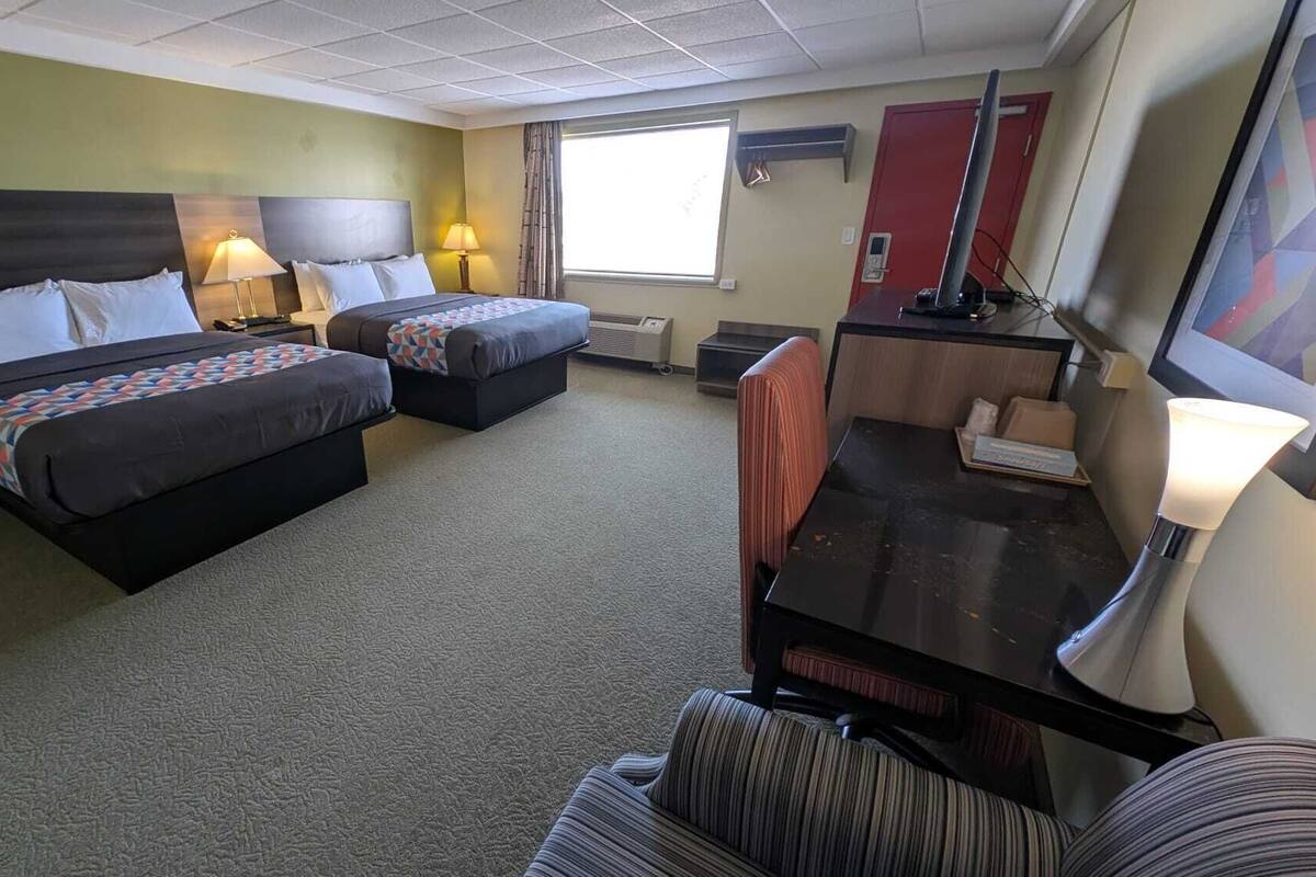 Superior 2 Queen Bed with Outside Access | Skrivebord, blendingsgardiner, strykejern/-brett og wi-fi (inkludert)