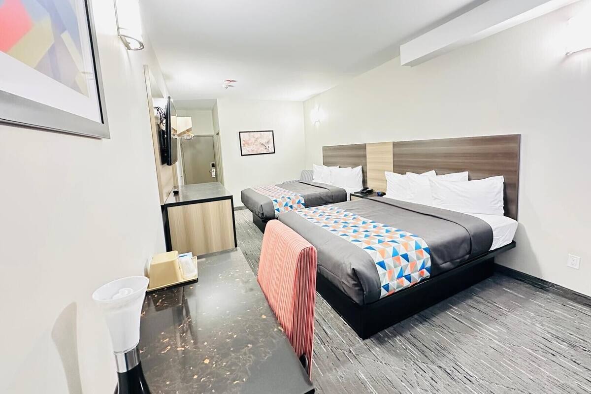 Rom – superior (3 Queen Bed) | Skrivebord, blendingsgardiner, strykejern/-brett og wi-fi (inkludert)