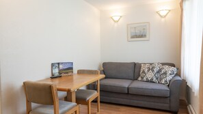 Premium bedding, down duvets, memory-foam beds, iron/ironing board - The Village Motel (Naramata)