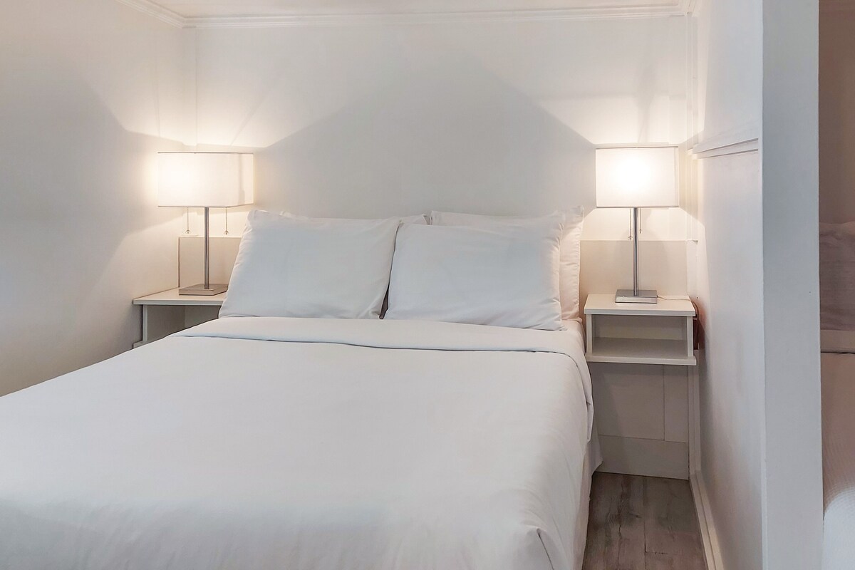 Perhesviitti, useita sänkyjä | Ylelliset vuodevaatteet, untuvapeitot, memory foam -patjalliset sängyt