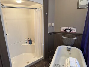 Executive Suite, Ocean View | Bathroom | Combined shower/tub, free toiletries, towels, soap - Rodmay Heritage Hotel (Powell River)