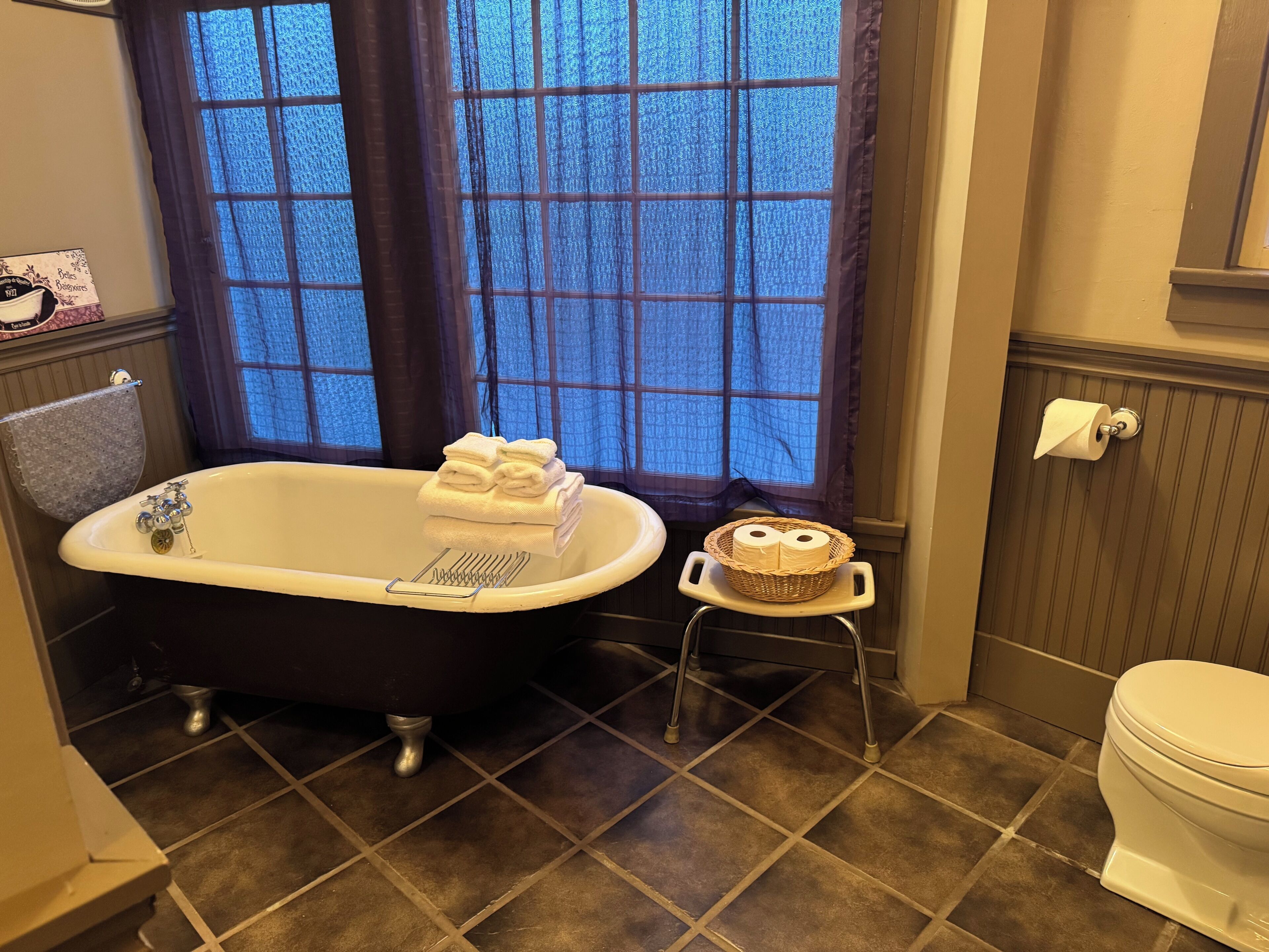 Suite ejecutiva, vistas al mar | Baño | Ducha y bañera combinadas y artículos de higiene personal gratuitos