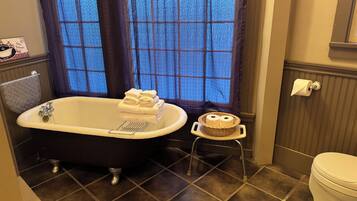 Suite ejecutiva, vistas al mar | Baño | Ducha y bañera combinadas y artículos de higiene personal gratuitos