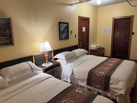 Habitación estándar doble, 2 camas de matrimonio | 1 dormitorio, tabla de planchar con plancha, wifi gratis y ropa de cama