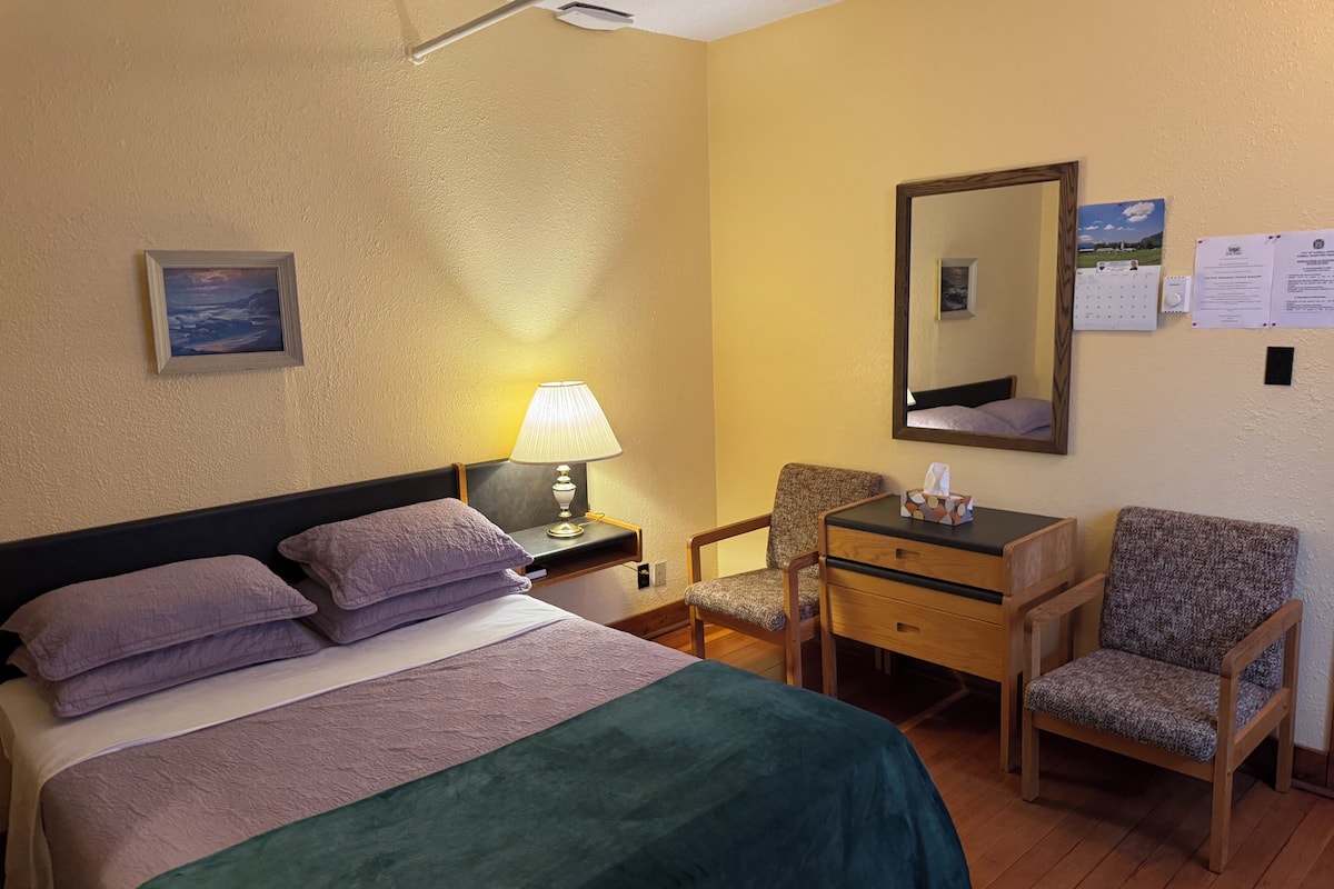 Standard Room, 1 Queen Bed | 1 bedroom, iron/ironing board, free WiFi, bed sheets