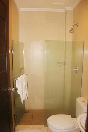 Quarto casal superior, 1 quarto, vista para a cidade | Banheiro | Chuveiro, secador de cabelo (mediante solicitação)