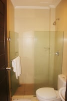 Quarto casal superior, 1 quarto, vista para a cidade | Banheiro | Chuveiro, secador de cabelo (mediante solicitação)
