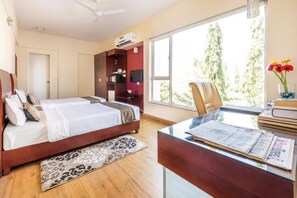 أغطية فراش متميزة وميني بار وخزنة داخل الغرفة ومكتب