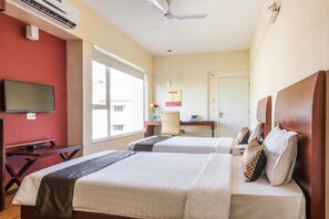 أغطية فراش متميزة وميني بار وخزنة داخل الغرفة ومكتب