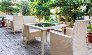 Outdoor dining - Treebo Brooks Manor (Pune)