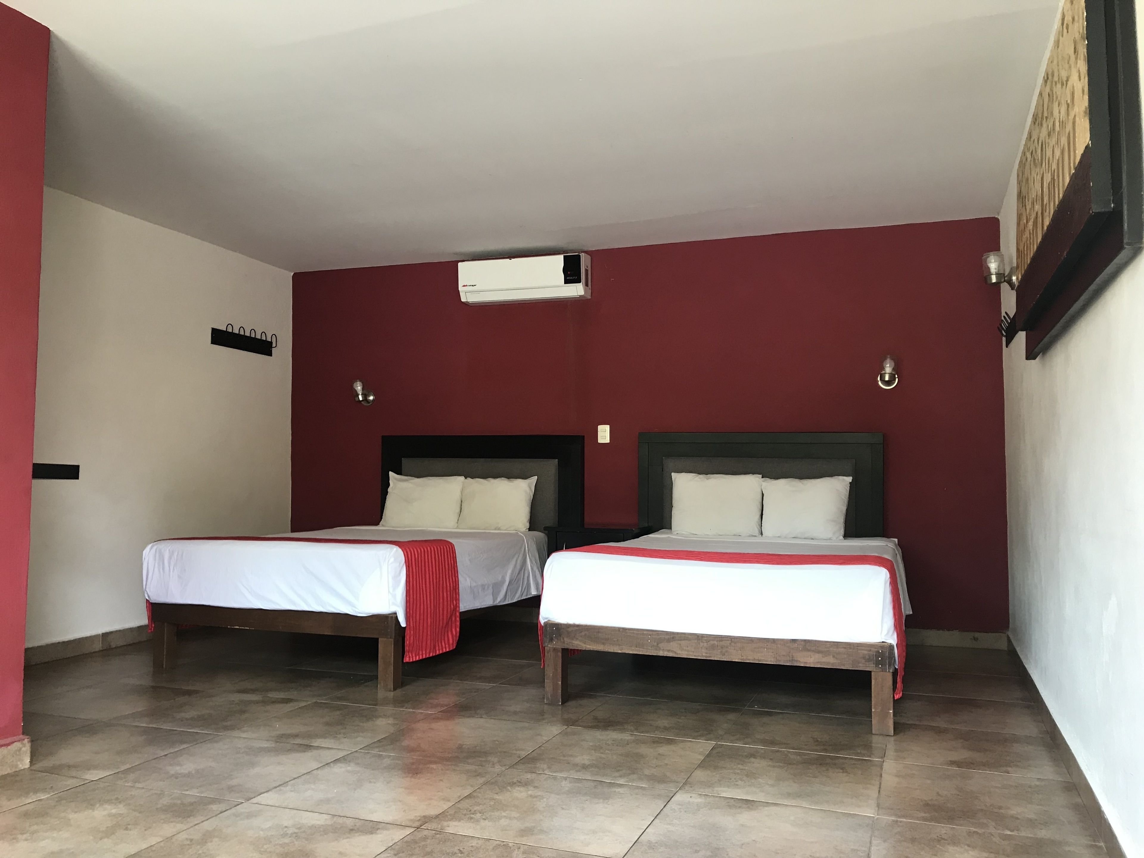 Habitación con 2 camas individuales, 2 camas individuales | Tabla de planchar con plancha y ropa de cama 