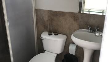 Regadera, toallas, jabón, shampoo