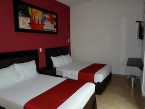 Tabla de planchar con plancha y ropa de cama