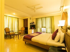 Superior Room, 1 Queen Bed | Minibar, desk, iron/ironing board, free WiFi
