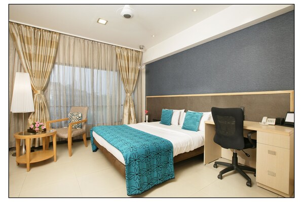 Frigobar, cortinas blackout, ferros/tábuas de passar roupa, berços