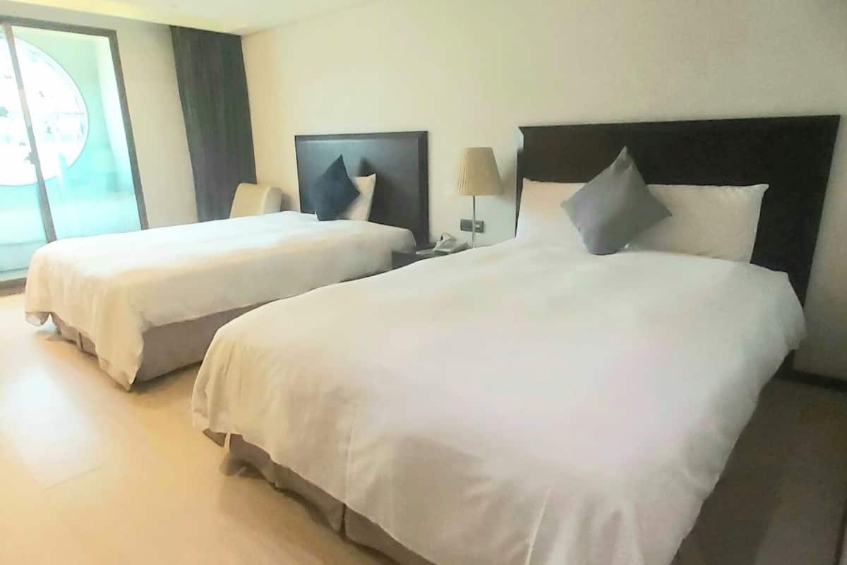 Premium bedding, minibar, in-room safe, desk