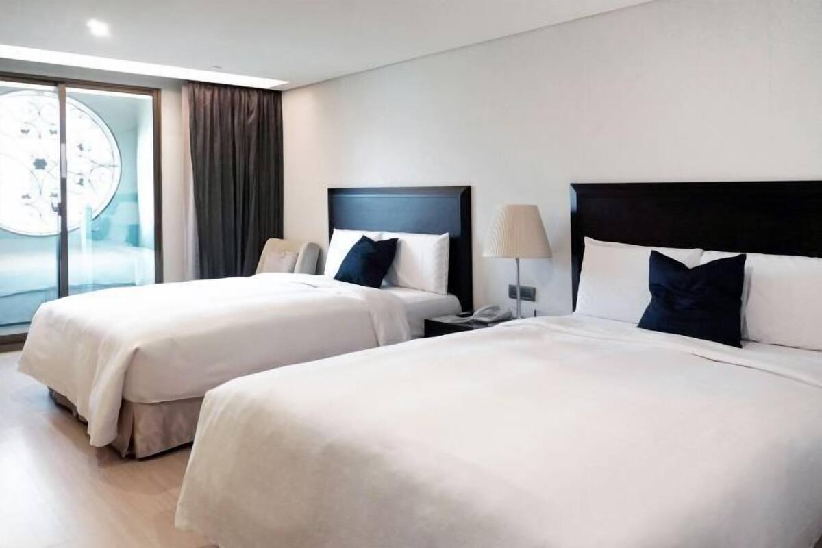 Premium bedding, minibar, in-room safe, desk