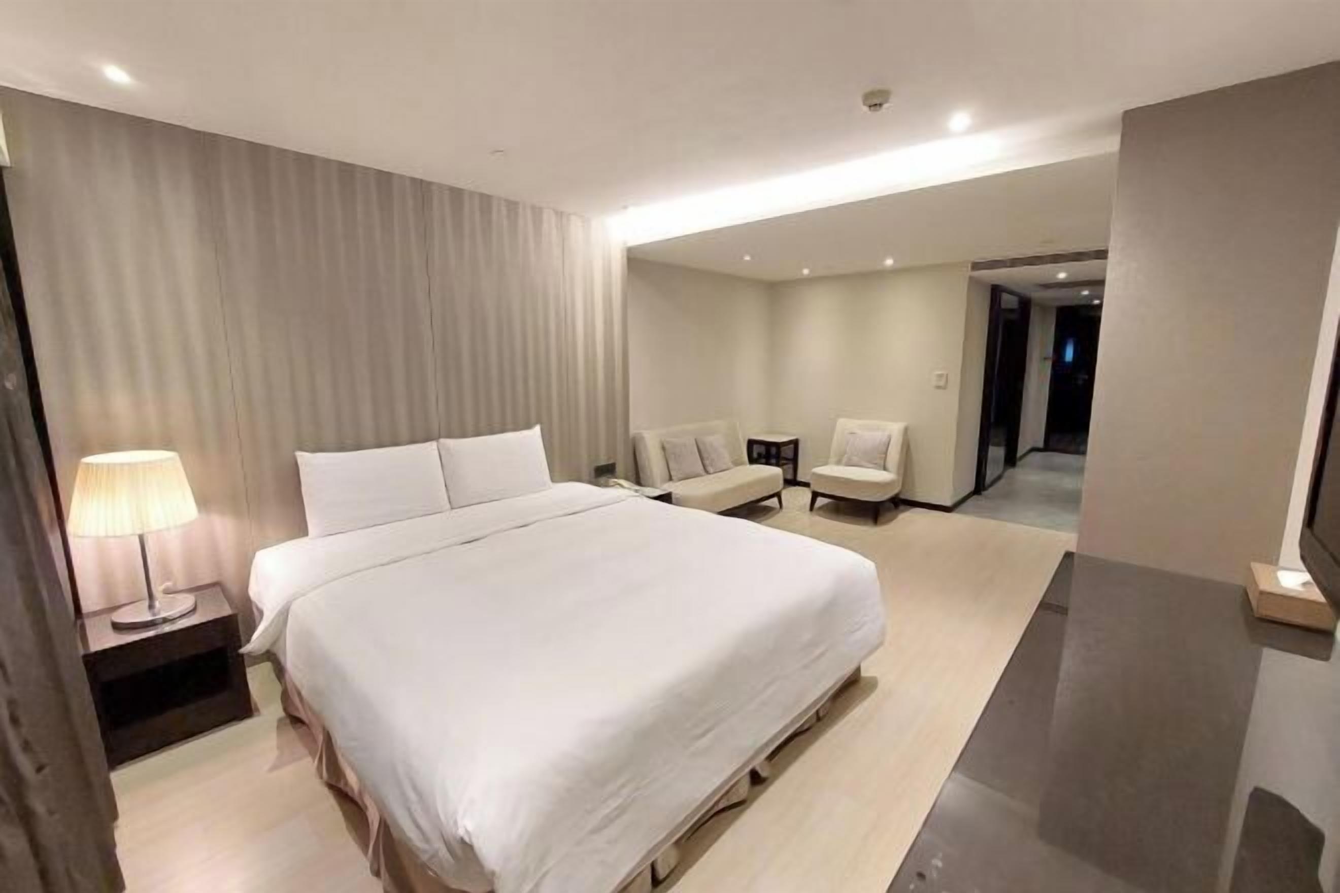 高档床上用品、迷你吧、客房内保险箱、办公桌