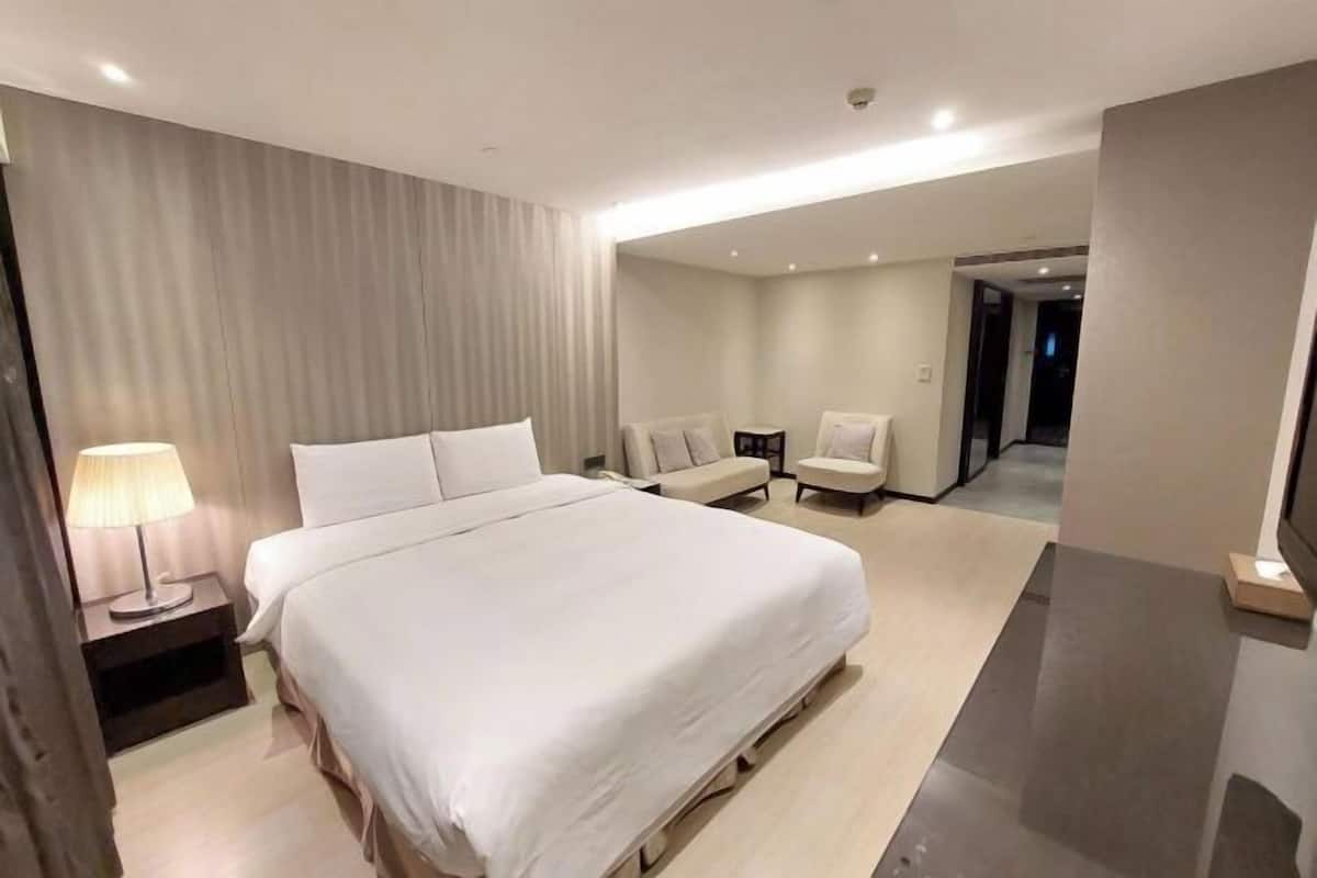 Premium bedding, minibar, in-room safe, desk