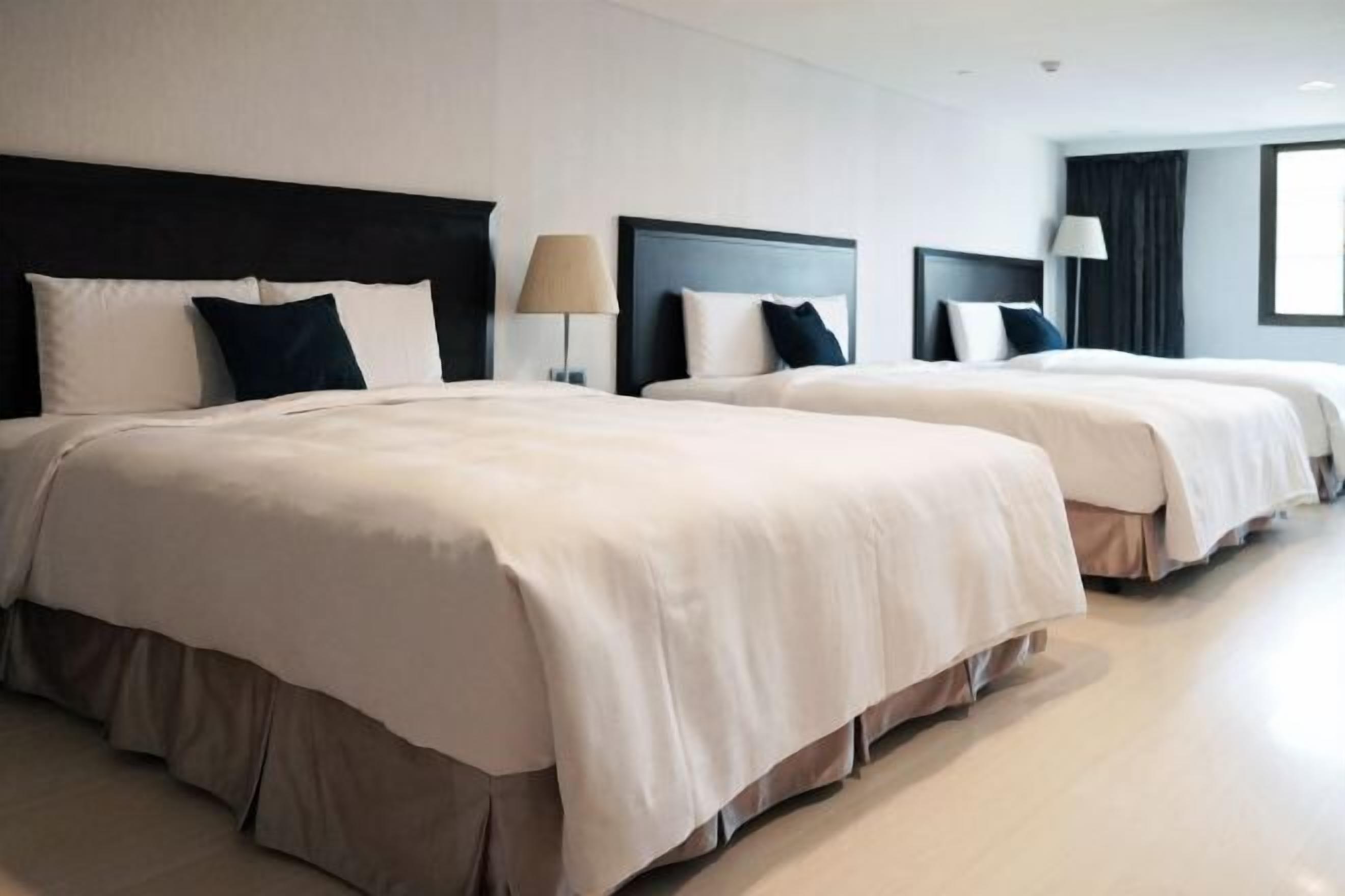 高档床上用品、迷你吧、客房内保险箱、办公桌