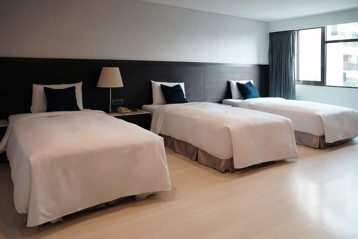 Standard-Dreibettzimmer | Hochwertige Bettwaren, Minibar, Zimmersafe, Schreibtisch