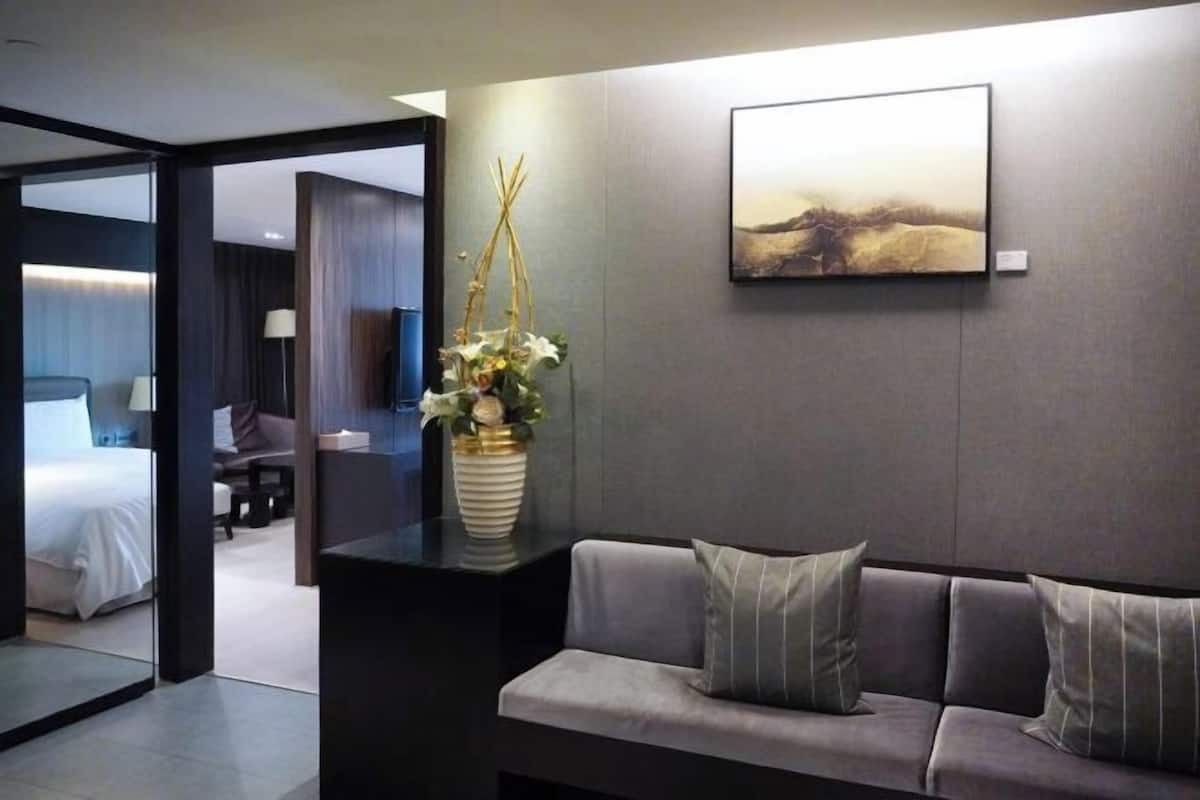 Premium bedding, minibar, in-room safe, desk