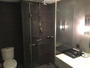 Superior-Doppelzimmer | Dusche im Bad