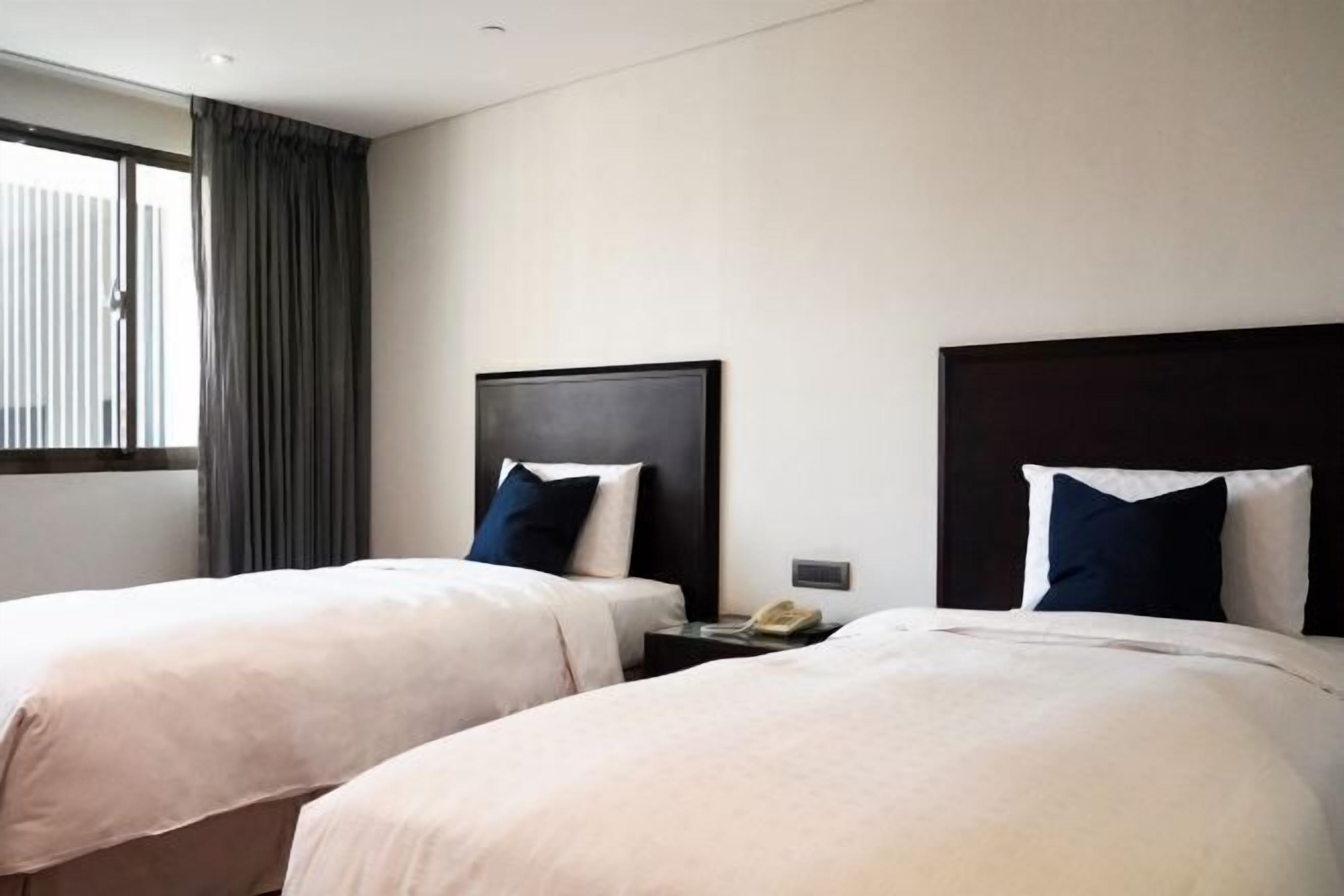 高档床上用品、迷你吧、客房内保险箱、办公桌