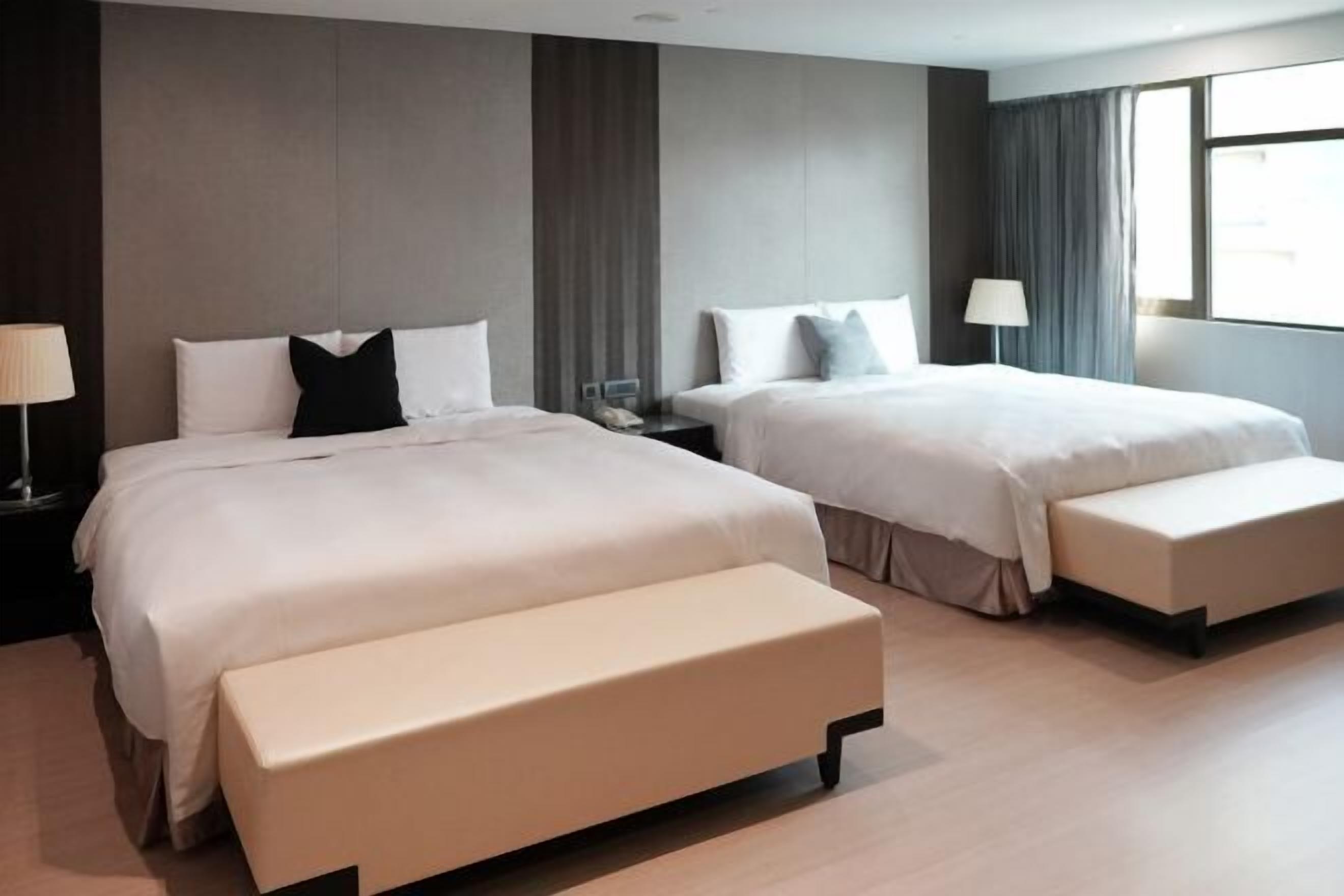 高档床上用品、迷你吧、客房 内保险箱、办公桌