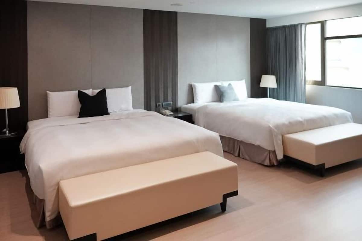 Premium bedding, minibar, in-room safe, desk