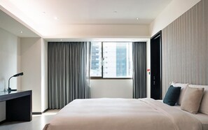 Deluxe Double Room | Premium bedding, minibar, in-room safe, desk - Talmud Hotel Kaohsiung LoveRiver (Kaohsiung)