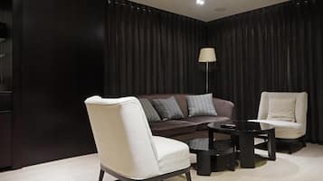 Suite ejecutiva | Ropa de cama de alta calidad y minibar