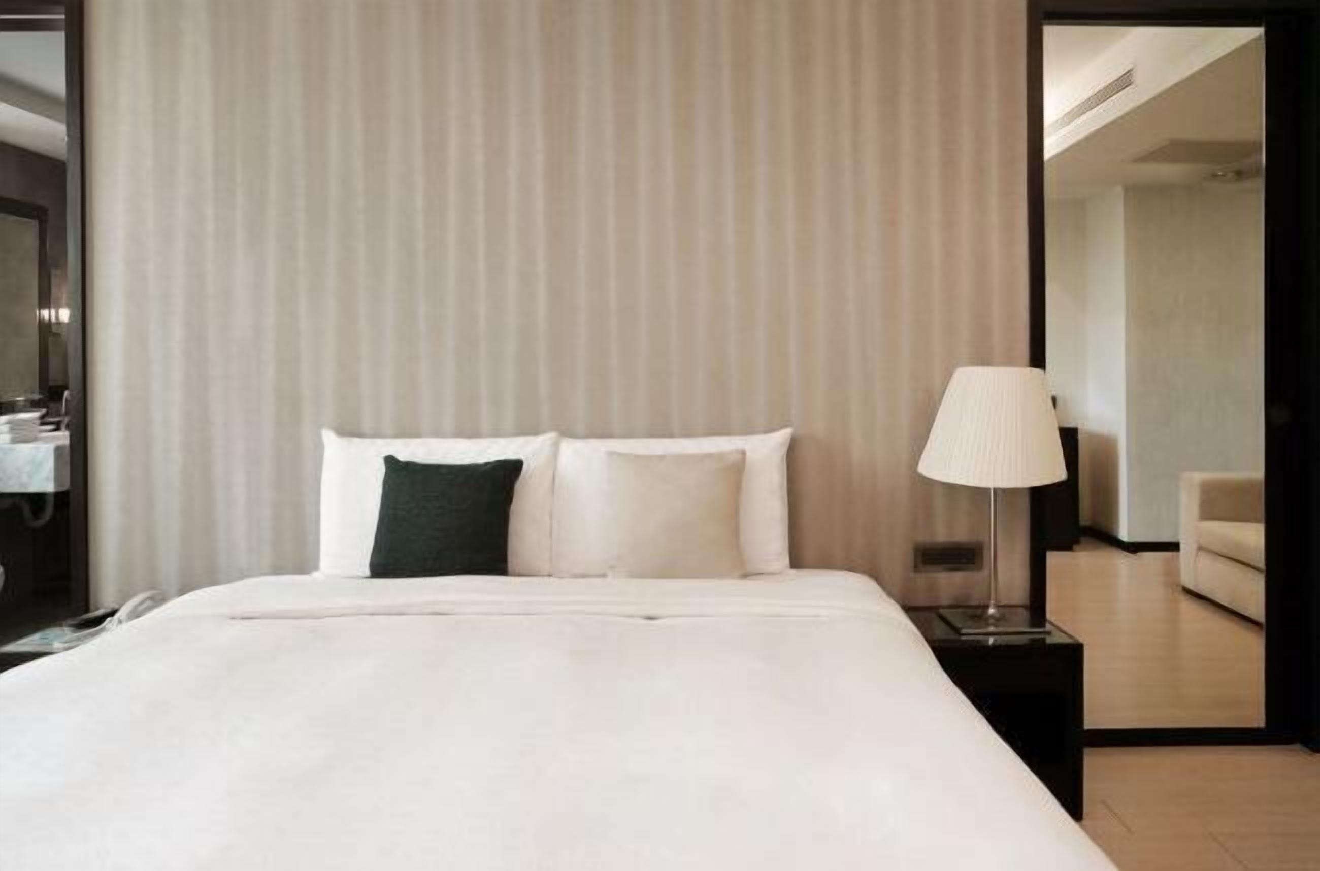 高档床上用品、迷  你吧、客房内保险箱、办公桌