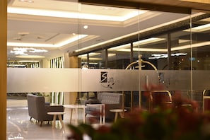 施設の正面 (日没後)