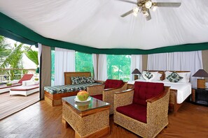 Deluxe Tent, 1 Bedroom, River View, Garden Area | Living area