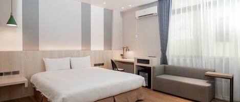 1 bedroom, Egyptian cotton sheets, premium bedding, down comforters