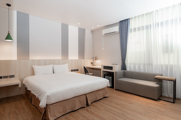 1 bedroom, Egyptian cotton sheets, premium bedding, down duvets