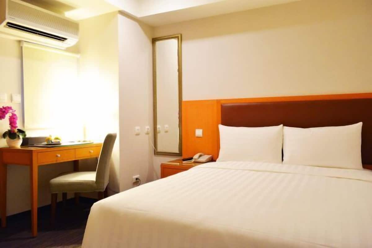 Cobrellits, caixa forta a l'habitació, escriptori i cortines opaques