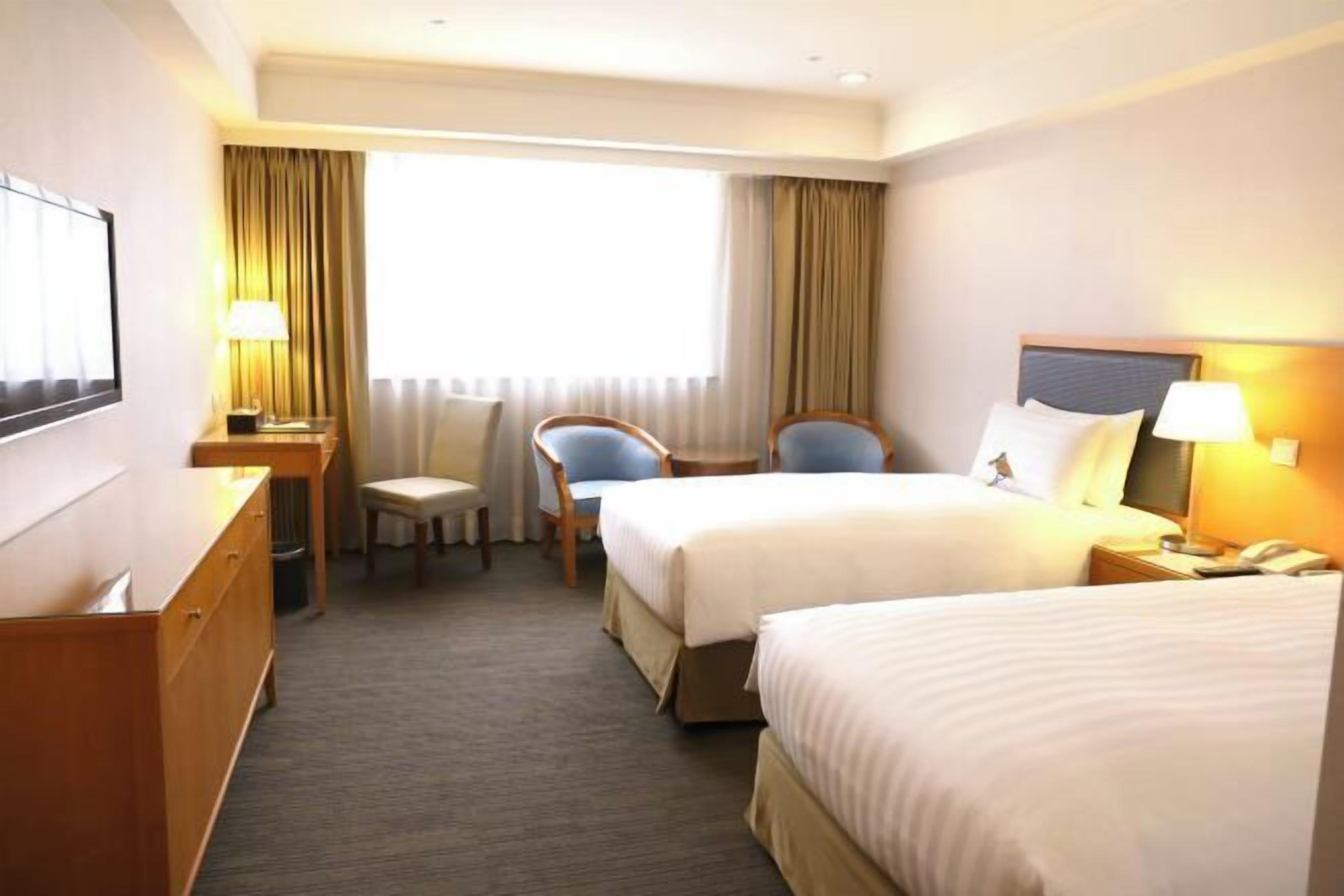 Down comforters, in-room safe, desk, blackout drapes