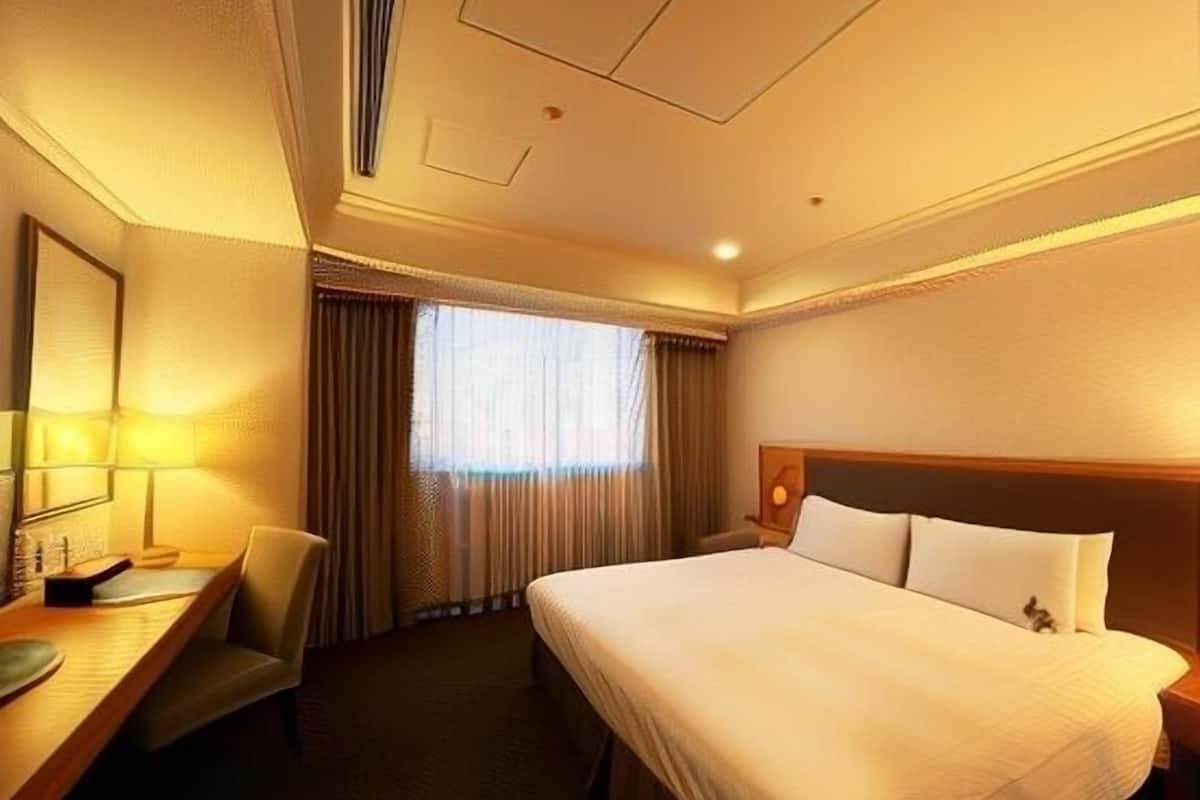 Cobrellits, caixa forta a l'habitació, escriptori i cortines opaques