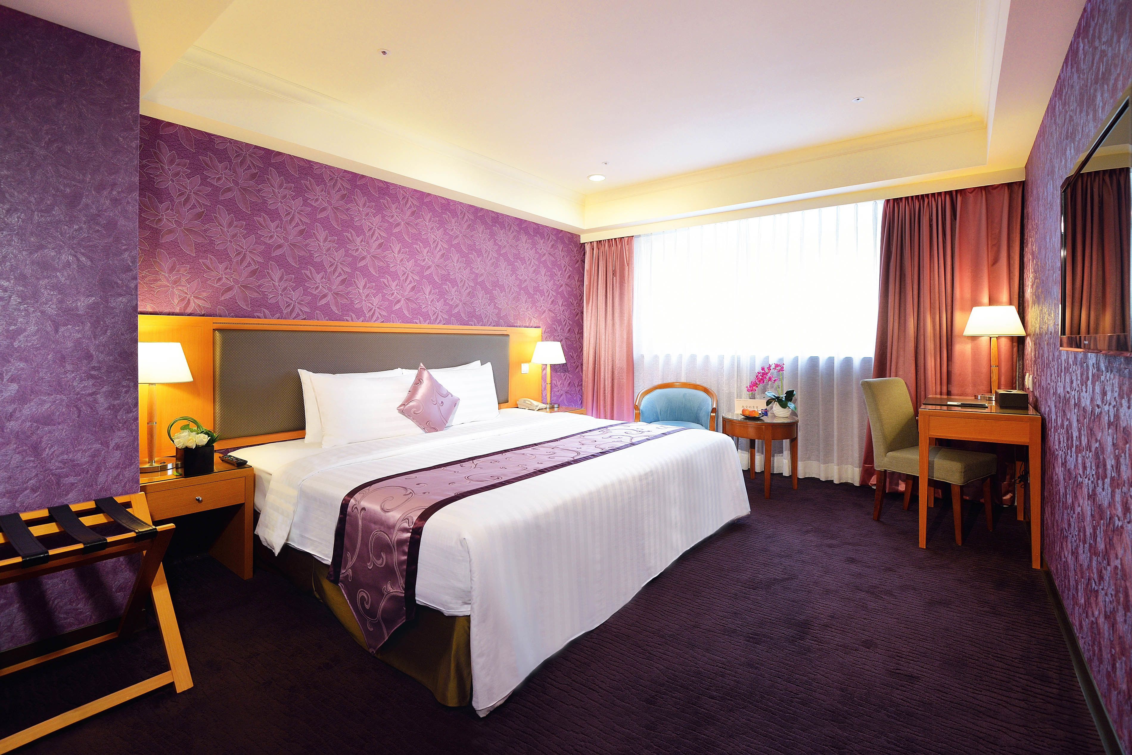 Cubrecamas, caja de seguridad en la habitación y escritorio 