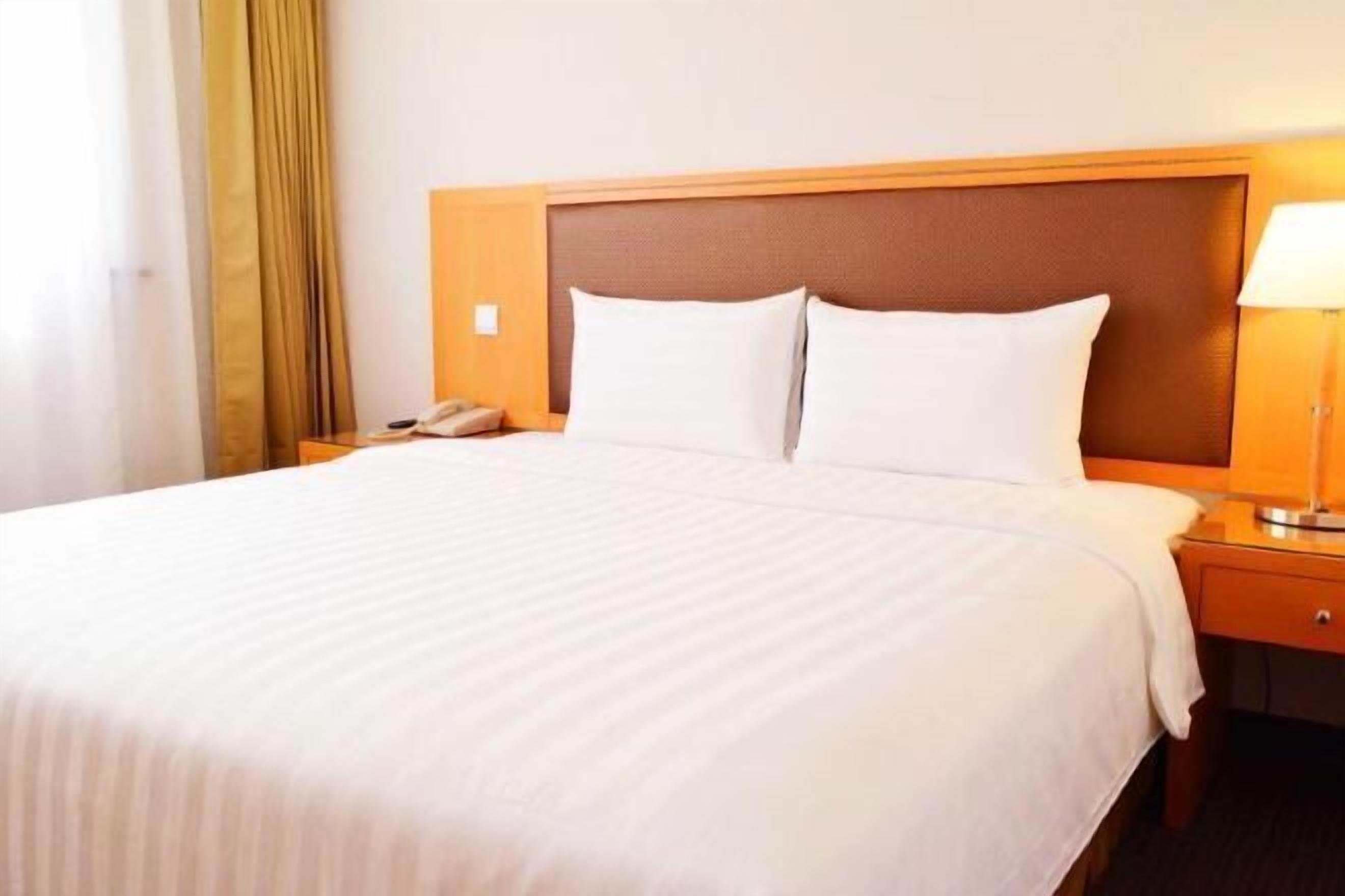 Down comforters, in-room safe, desk, blackout drapes