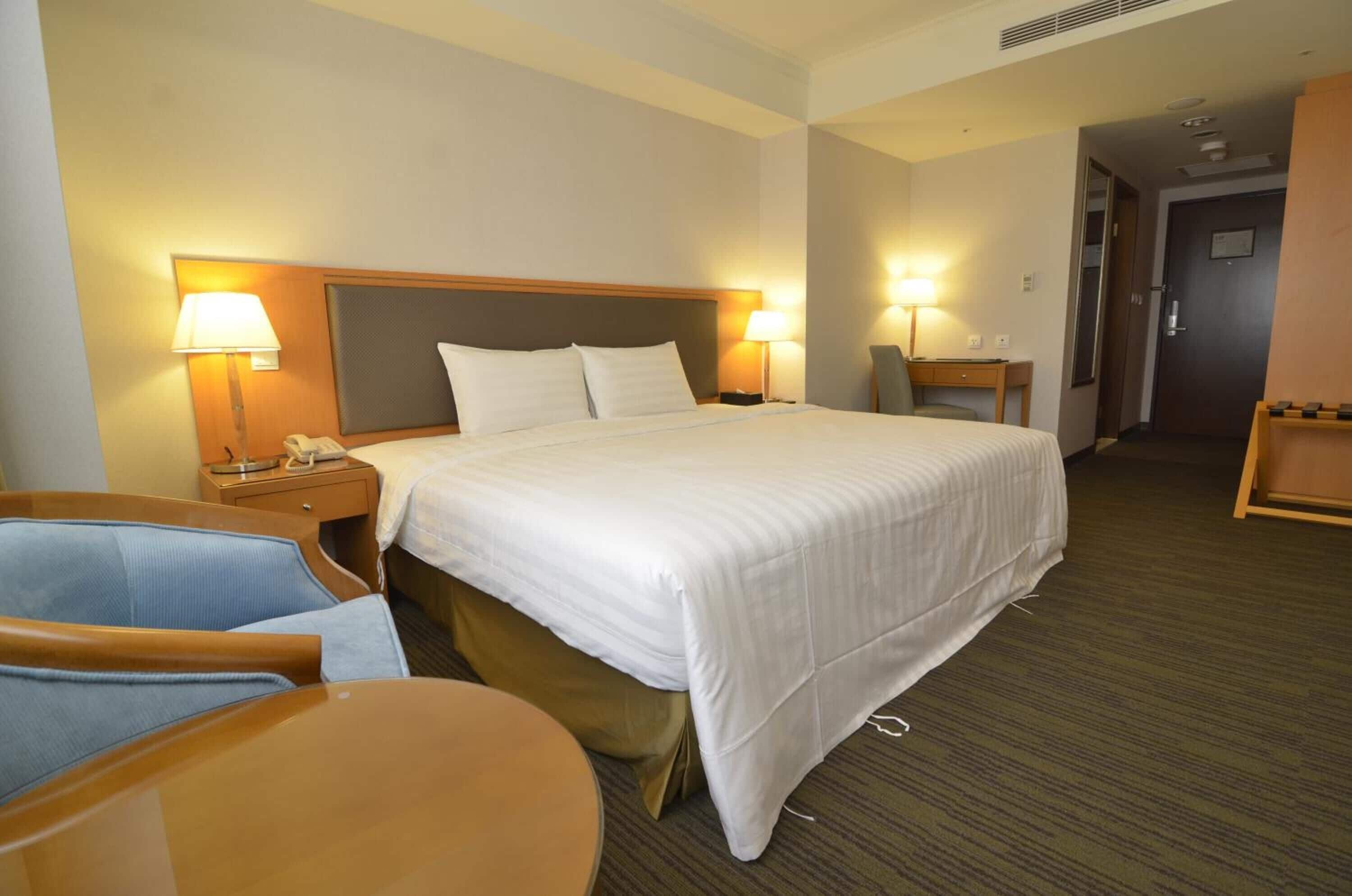 1 bedroom, down duvets, in-room safe, desk